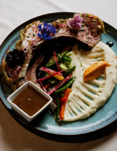 Assiette raffinée du restaurant Prince Palace, dressée avec des fleurs comestibles, sur les Champs-Élysées à Paris